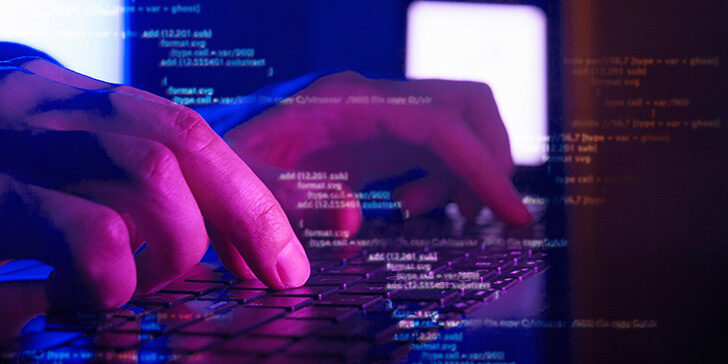 Arbeit im IT-Kontext: Hände auf Tastatur – Cyber-Sicherheit und Web-Entwicklung